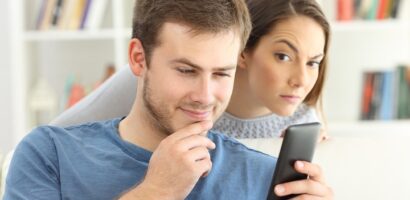 6 Signs of a Cheating Husband’s Cell Phone